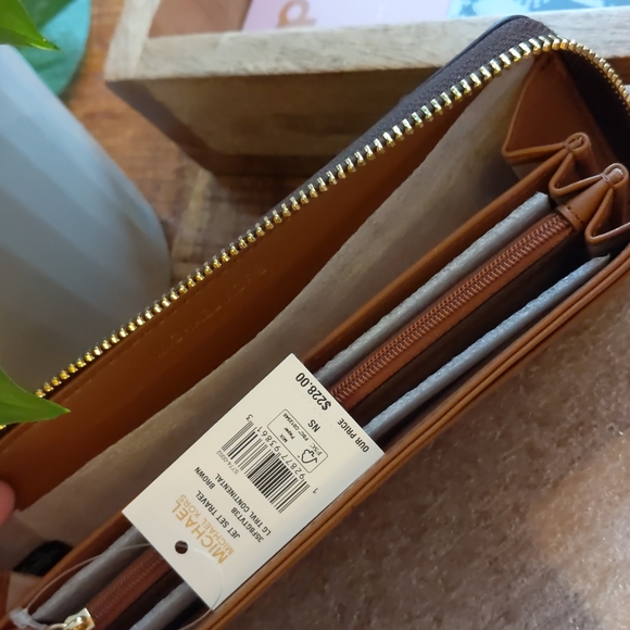 Michael Kors Clutch - Picture 3 of 4